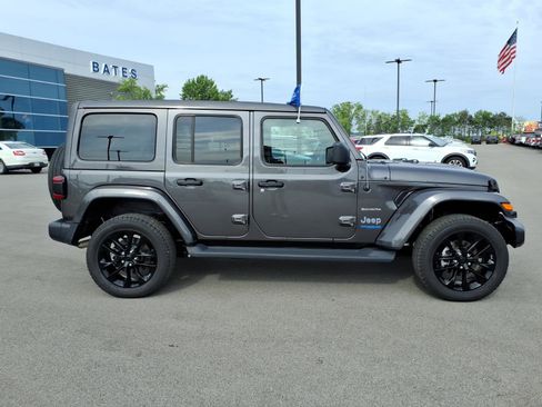 Used 2021 Jeep Wrangler Unlimited Sahara w/ Cold Weather Group AWD/4WD image 2
