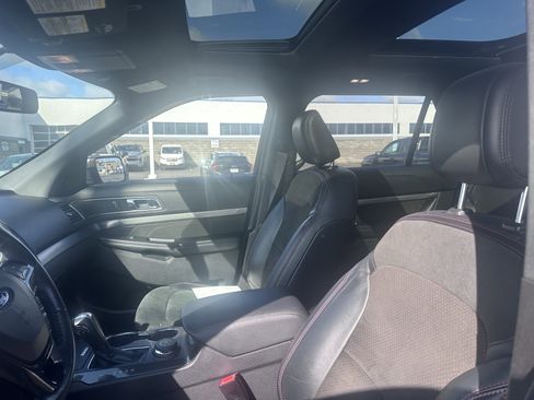 Used 2019 Ford Explorer XLT w/ Equipment Group 202A image 12