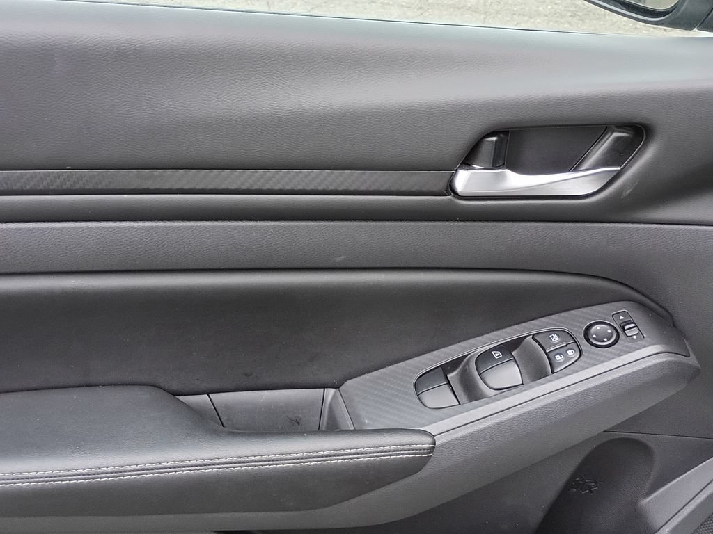 Used 2025 Nissan Altima 2.5 SV FWD image 15