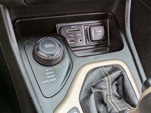 Used 2015 Jeep Cherokee Sport image 20