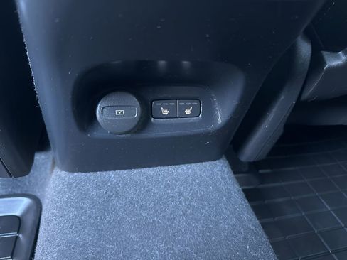 Used 2024 Volvo XC40 B5 Ultimate w/ Protection Package Premier image 28