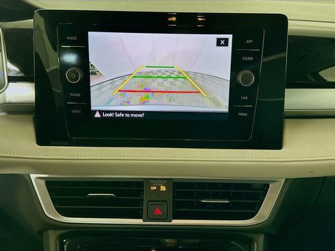 Used 2025 Volkswagen Taos SE FWD image 13