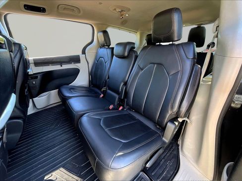 Used 2018 Chrysler Pacifica Touring-L Plus FWD image 20