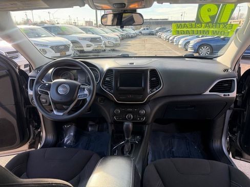 Used 2019 Jeep Cherokee Latitude w/ Popular Appearance Group FWD image 17