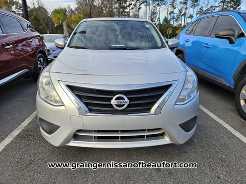 Used 2018 Nissan Versa SV image 3
