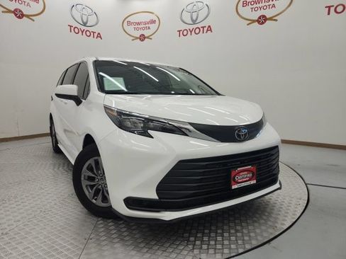 Used 2026 Toyota Sienna LE FWD image 1