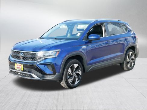 Used 2024 Volkswagen Taos SE w/ Panoramic Sunroof Package image 3