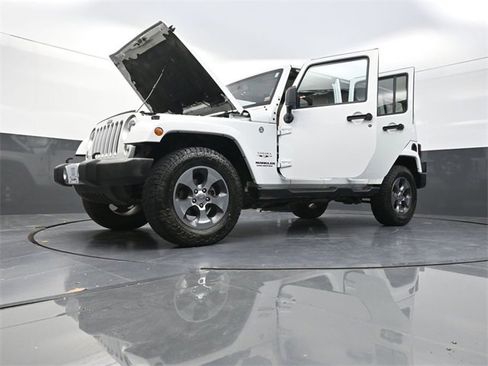 Used 2017 Jeep Wrangler Unlimited Sahara w/ Connectivity Group image 27