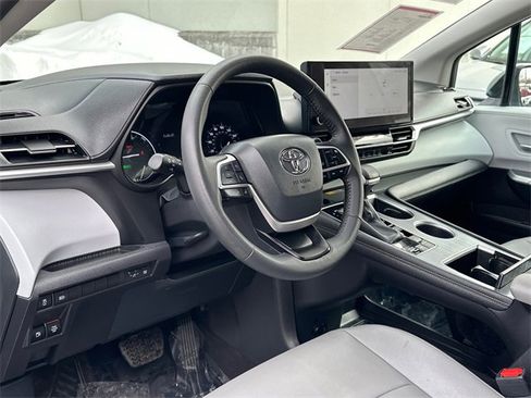 Certified 2025 Toyota Sienna XLE image 19