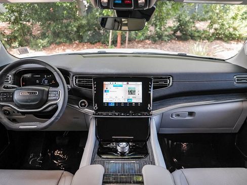Used 2022 Jeep Wagoneer Series II RWD image 13