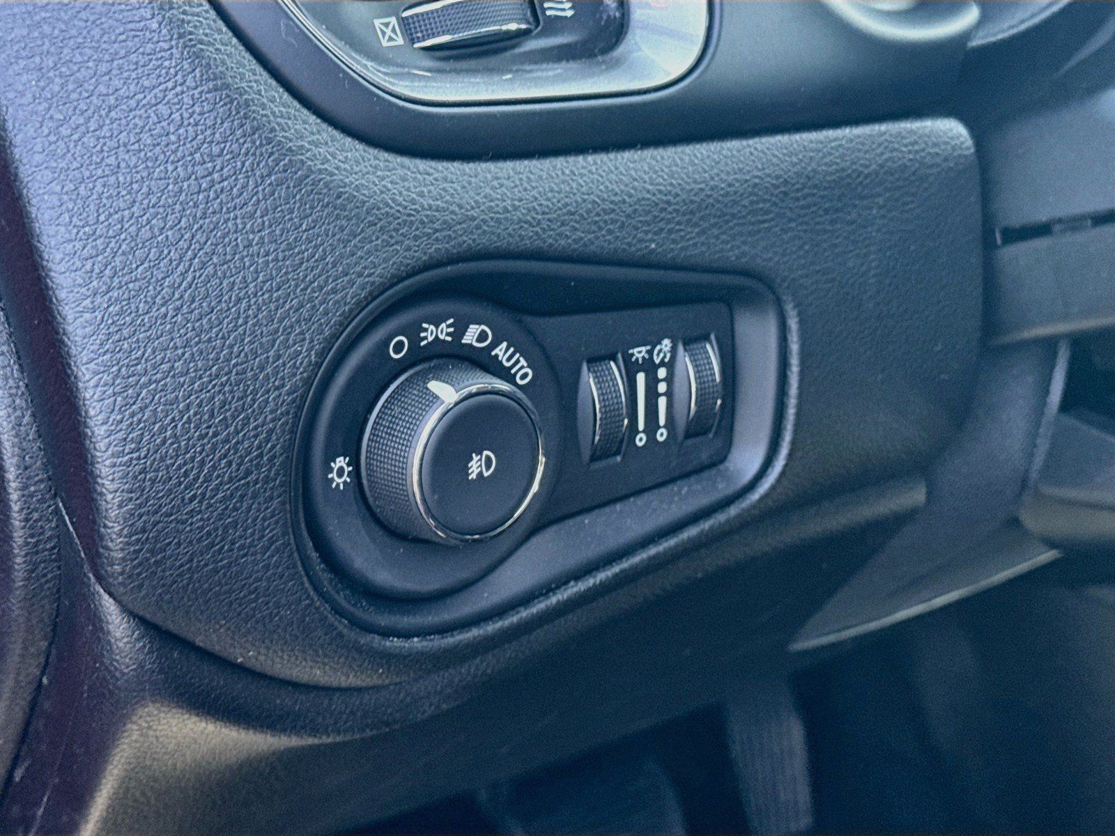 Used 2022 Jeep Renegade Latitude w/ Convenience Group AWD/4WD image 10