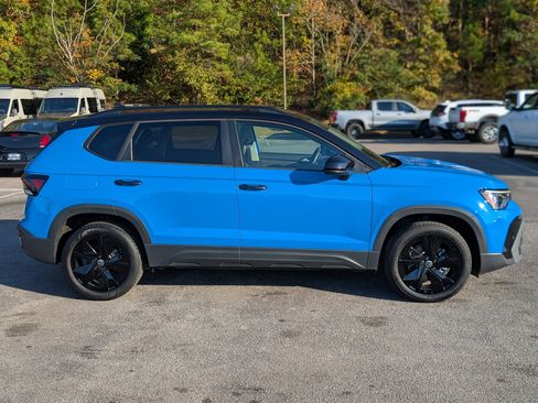 Used 2025 Volkswagen Taos SE image 10