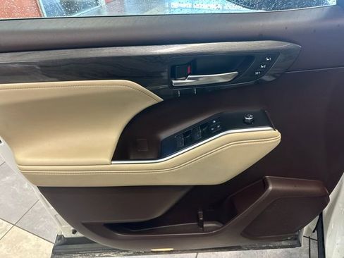 Used 2021 Toyota Highlander Limited AWD/4WD image 19