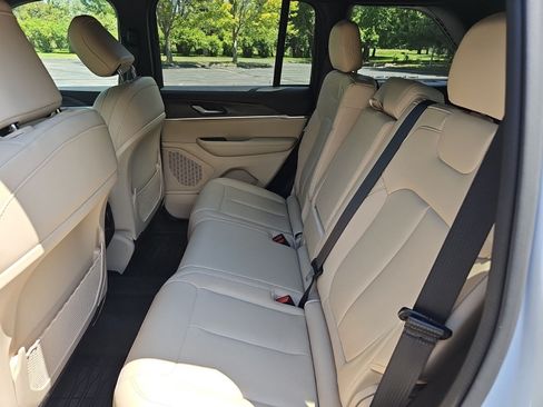 Used 2024 Jeep Grand Cherokee Limited AWD/4WD image 17
