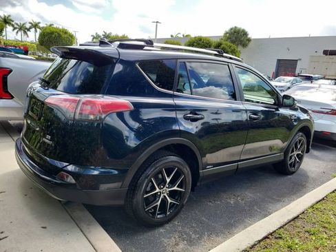 Used 2018 Toyota RAV4 SE image 3