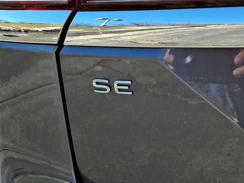 Used 2025 Volkswagen Atlas SE image 32