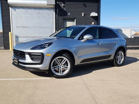 Used 2025 Porsche Macan image 1