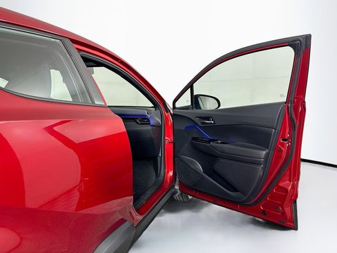 Used 2021 Toyota C-HR XLE image 30