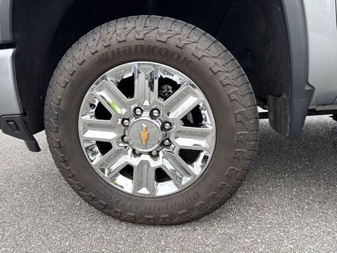 Used 2024 Chevrolet Silverado 2500 High Country w/ Technology Package AWD/4WD image 9