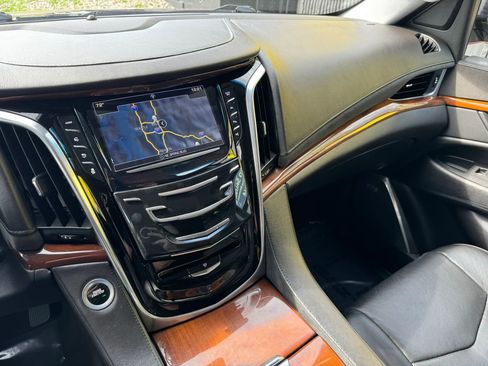 Used 2018 Cadillac Escalade ESV Premium Luxury image 33
