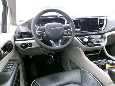 Used 2023 Chrysler Pacifica Limited FWD image 4