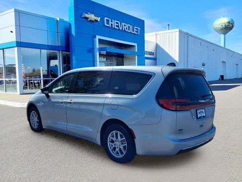 Used 2024 Chrysler Pacifica Touring-L image 6