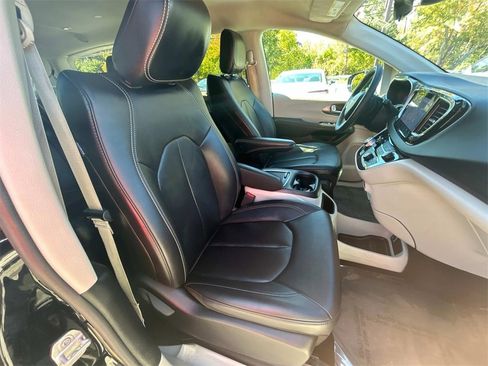 Used 2024 Chrysler Pacifica Touring-L image 22
