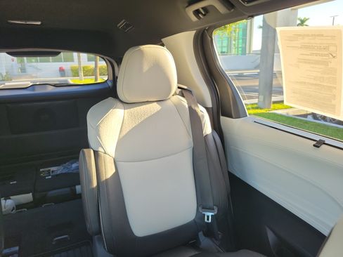 Used 2026 Toyota Sienna XSE FWD image 22