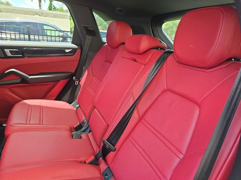 Used 2022 Porsche Cayenne AWD/4WD image 11