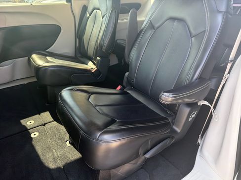 Used 2023 Chrysler Pacifica Touring-L FWD image 13