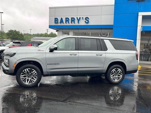 Used 2025 Chevrolet Suburban Z71 AWD/4WD image 2