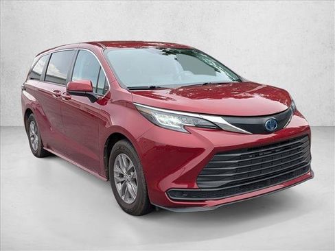 Used 2023 Toyota Sienna LE FWD image 4