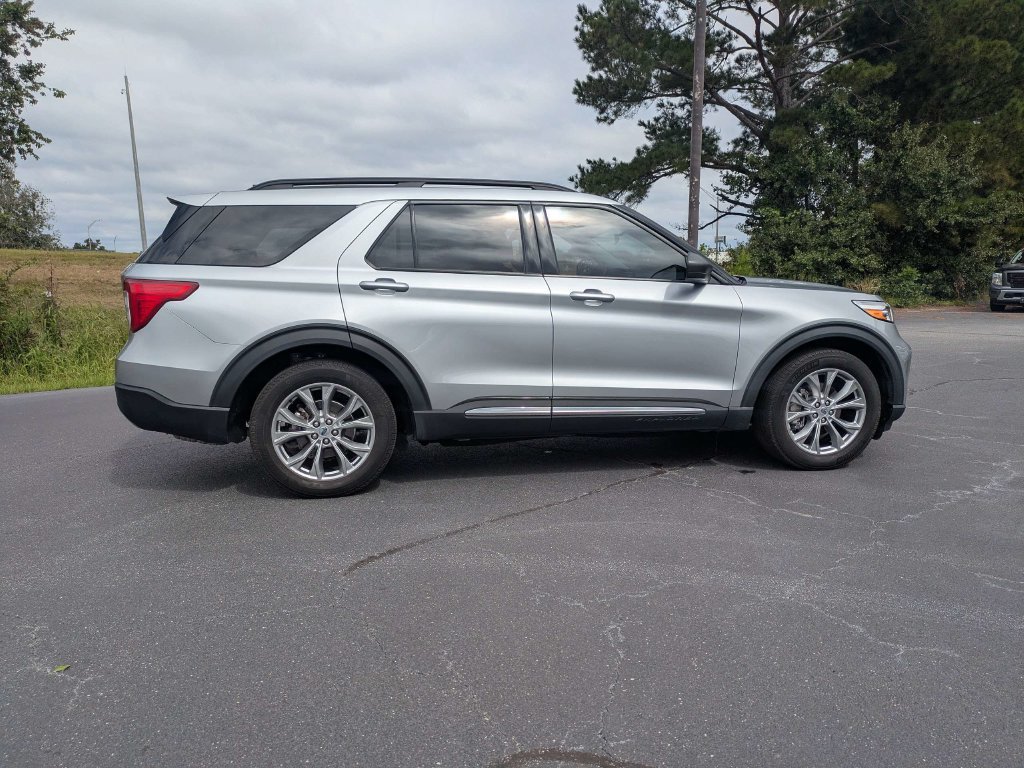 Used 2023 Ford Explorer XLT w/ Equipment Group 202A RWD image 3