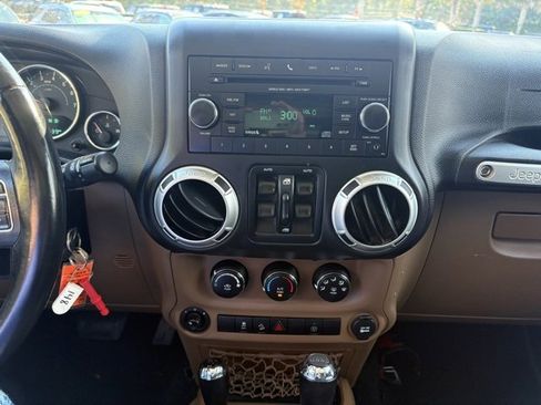 Used 2016 Jeep Wrangler Unlimited Rubicon w/ Connectivity Group image 17