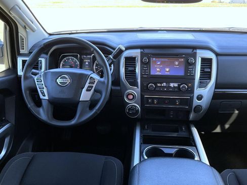 Used 2018 Nissan Titan SV w/ SV Convenience Package image 14