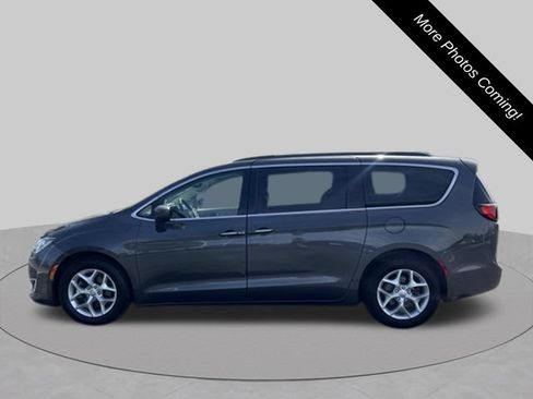 Used 2017 Chrysler Pacifica Touring Plus w/ Tire & Wheel Group FWD image 8