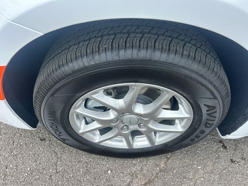New 2027 Chrysler Pacifica Select FWD image 10