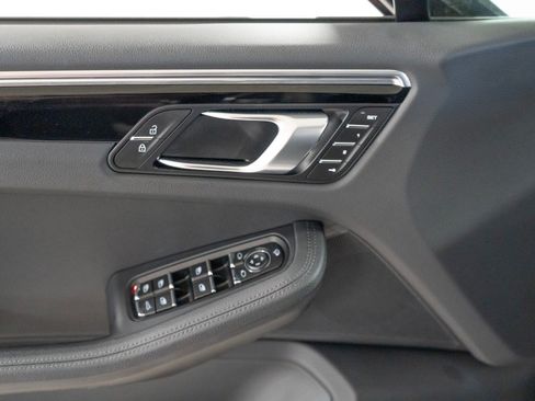 Certified 2026 Porsche Macan AWD/4WD image 17