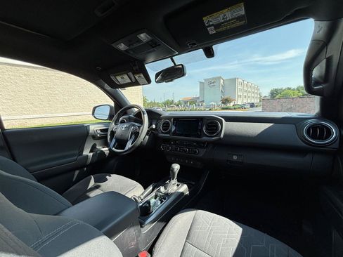 Used 2017 Toyota Tacoma TRD Sport w/ Premium & Technology Package AWD/4WD image 12