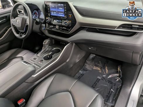 Used 2021 Toyota Highlander XLE AWD/4WD image 30