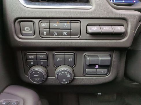 Used 2024 Chevrolet Suburban High Country AWD/4WD image 28