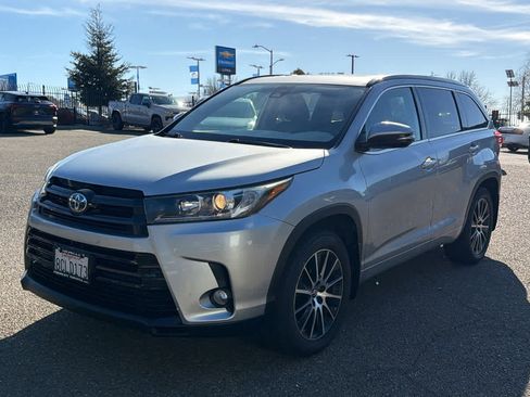 Used 2018 Toyota Highlander SE image 1