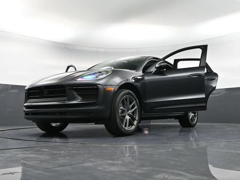 Certified 2026 Porsche Macan AWD/4WD image 39