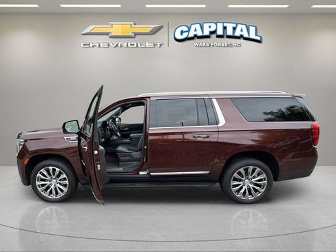 Used 2022 GMC Yukon XL SLT w/ SLT Premium Package AWD/4WD image 9