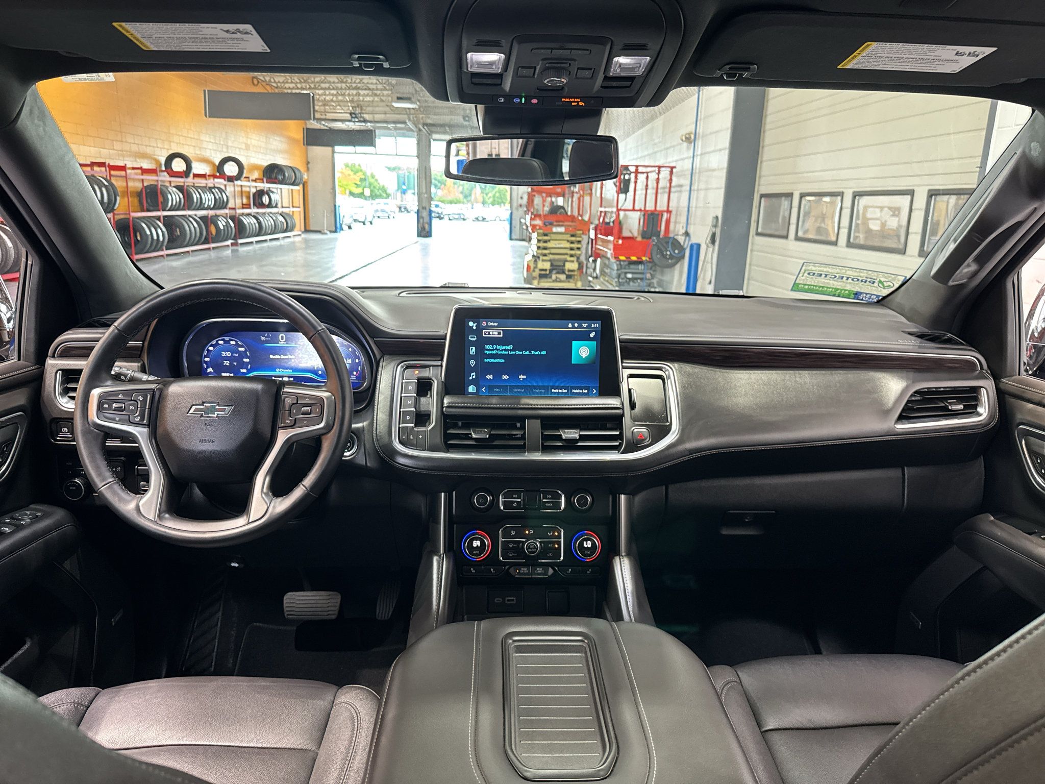 Used 2023 Chevrolet Suburban Z71 w/ Luxury Package AWD/4WD image 14