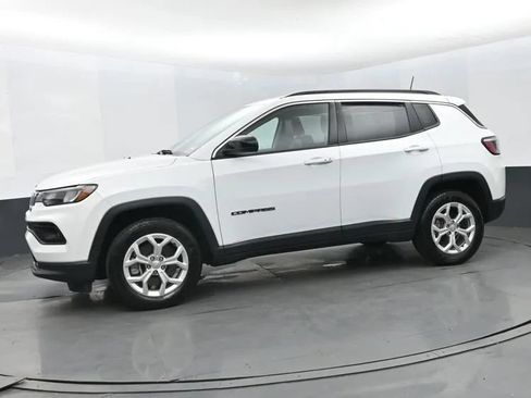 Used 2024 Jeep Compass Latitude AWD/4WD image 5