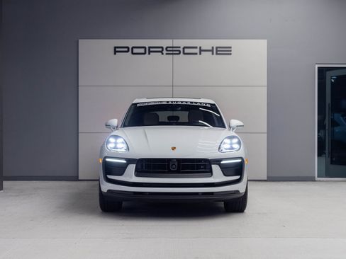 Used 2025 Porsche Macan image 10