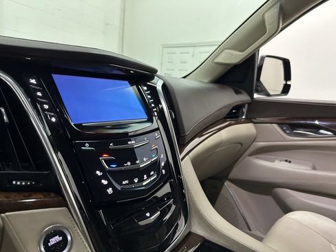 Used 2016 Cadillac Escalade Premium RWD image 30