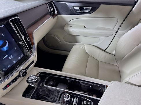 Used 2020 Volvo S60 T6 Momentum image 24