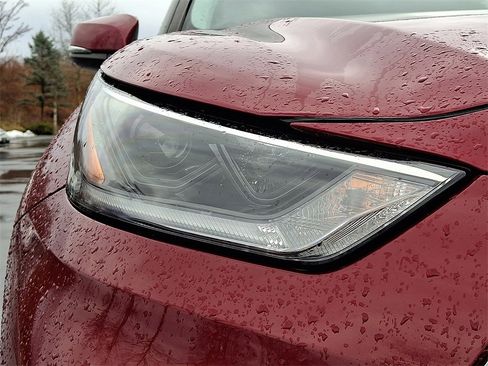 Used 2021 Toyota Highlander LE image 11